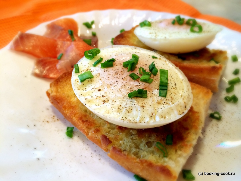 Яйцо-пашот на тостах с лососем