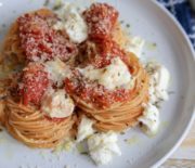 Рецепт простой пасты: с томатами и моцареллой